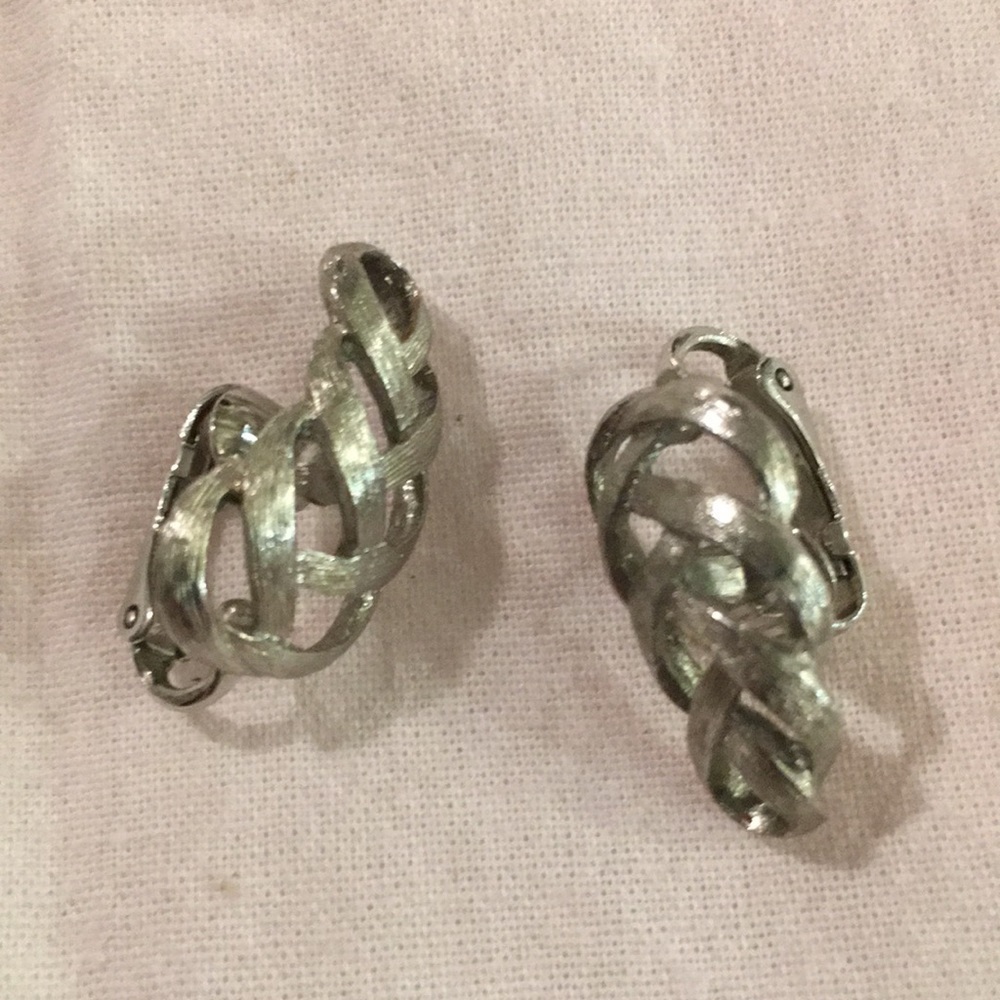 Avon Clip On Earrings (N)